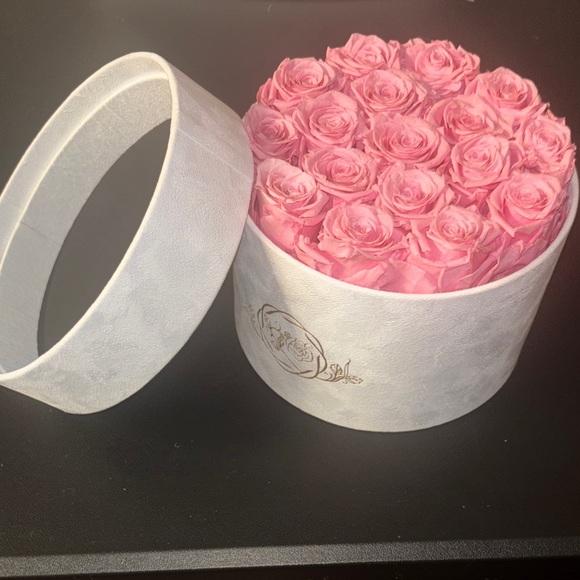 Pink Roses in White Box - Picture 3 of 3